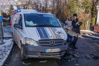 Stuttgart Sued: Schwerer Frontalzusammenstoss zweier PKW